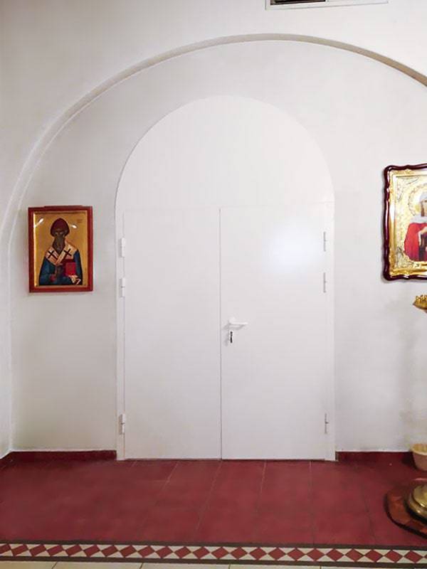 Распашная белая дверь в храме (ул. Южнобутовская) Распашная белая дверь в храме (ул. Южнобутовская)
